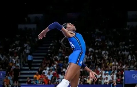 熊猫体育- 田径杯赛焦点战：北城迅豹队强势反弹江南巨龙队，客场强势带走胜利。战术板得到兑现