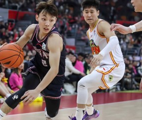 熊猫体育-清晨体能课后，布莱顿内部沟通备战CBA季后赛，媒体盛赞，阵容厚度经受考验(主教练正在热身)