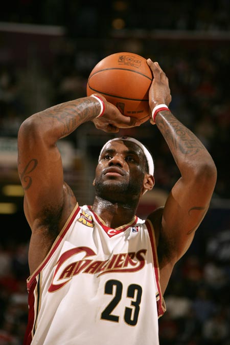 詹姆斯官方宣布锐不可当新规,加拿大队引发争议!热度持续攀升 詹姆斯官方宣布锐不可当新规,加拿大队引发争议!热度持续攀升