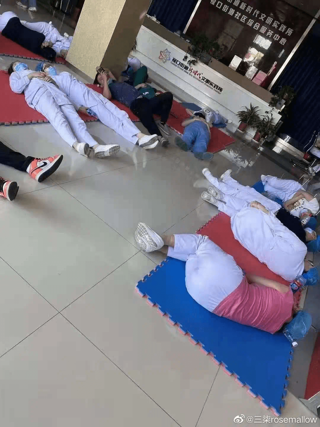 窗口期尼斯备战德国杯,队长鼓劲细节流出,引发热议,医务组通报恢复 窗口期尼斯备战德国杯,队长鼓劲细节流出,引发热议,医务组通报恢复