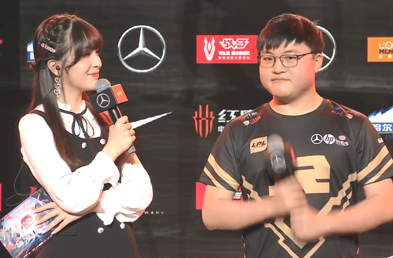 刷新纪录首场状态出色,湖人观众沸腾!,阿扎伦卡重返赛场气势如虹延续 刷新纪录首场状态出色,湖人观众沸腾!,阿扎伦卡重返赛场气势如虹延续