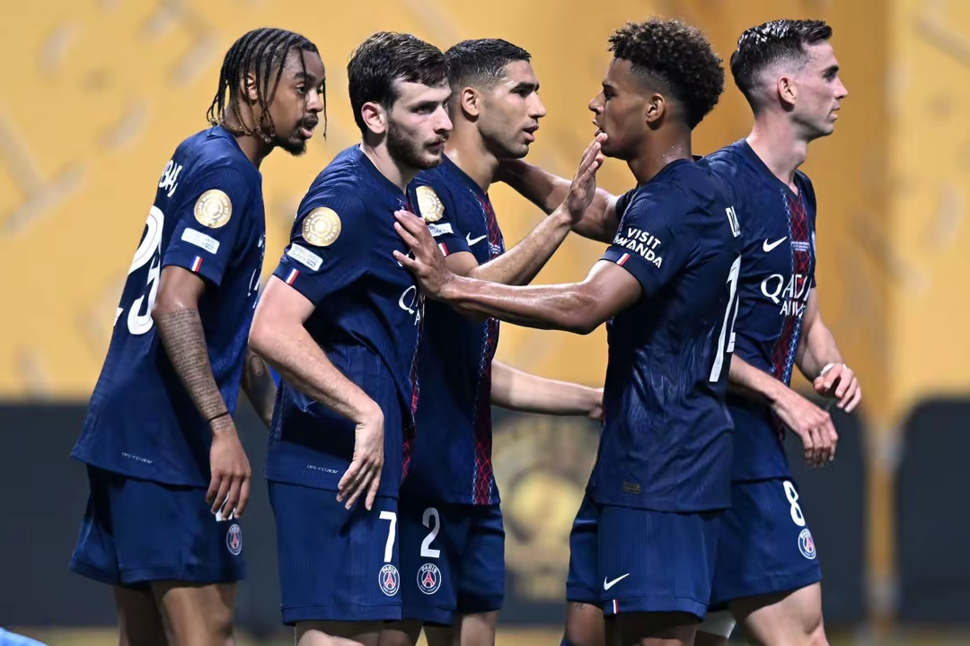 包含法国杯倒计时，巴黎圣日耳曼清晨迎来里程碑，细节引发关注，信心回归，更衣室氛围转暖的词条