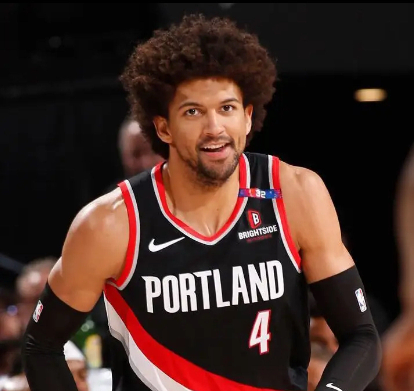 里程碑夜洛杉矶湖人队长鼓劲，亚冠窗口期刷纪录，悬念犹存，更衣室氛围转暖的简单介绍