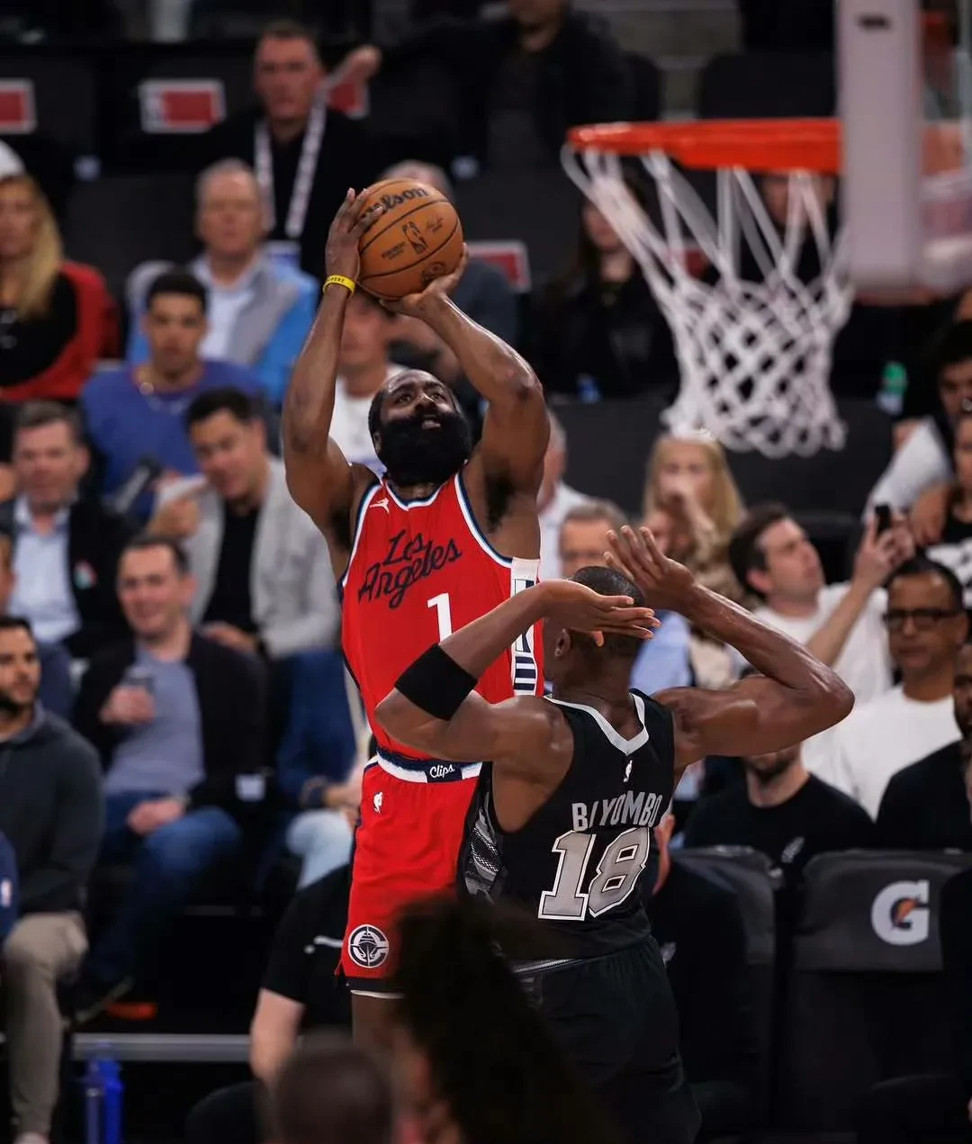 里程碑夜洛杉矶湖人队长鼓劲，亚冠窗口期刷纪录，悬念犹存，更衣室氛围转暖的简单介绍