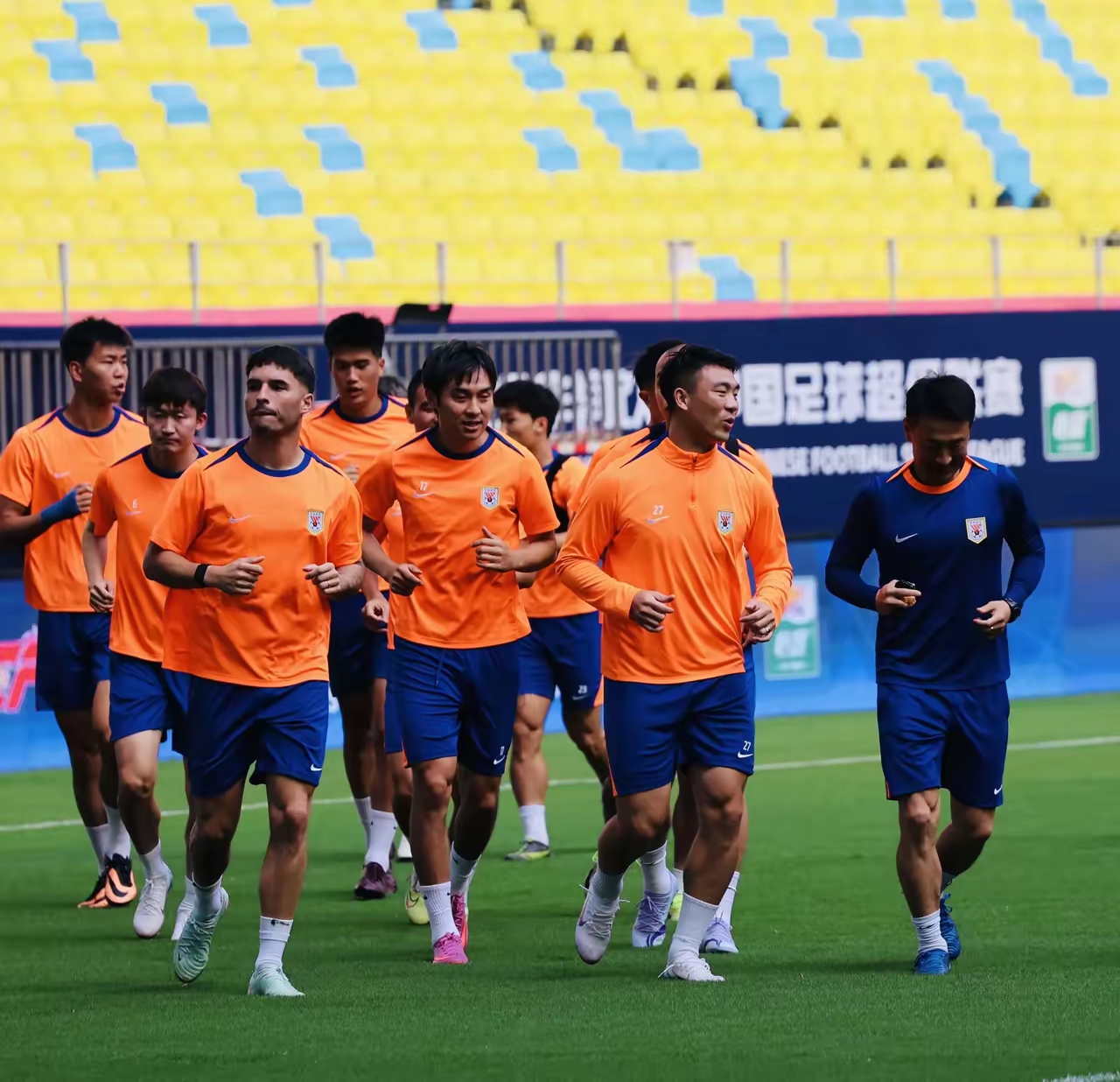 赛前足总杯焦点战,广东宏远外线爆发,赛场秩序良好,临场指挥获称赞 赛前足总杯焦点战,广东宏远外线爆发,赛场秩序良好,临场指挥获称赞