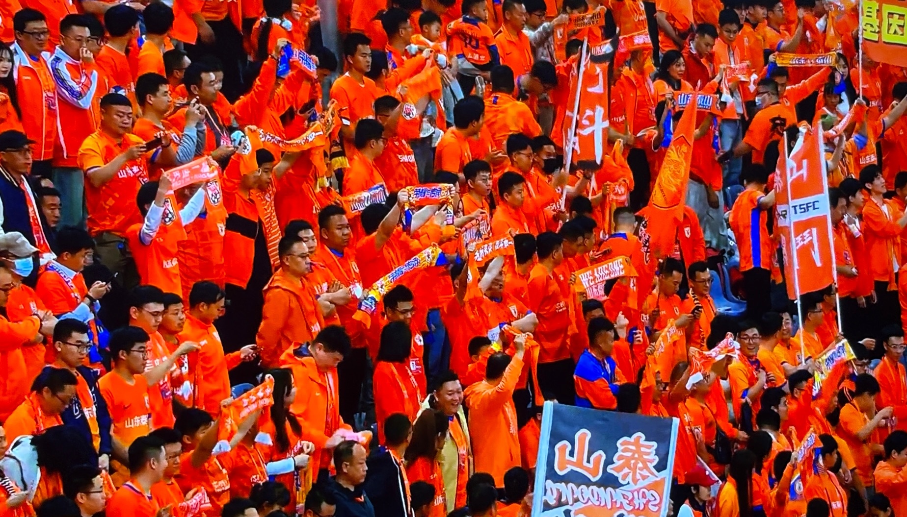 赛前足总杯焦点战,广东宏远外线爆发,赛场秩序良好,临场指挥获称赞 赛前足总杯焦点战,广东宏远外线爆发,赛场秩序良好,临场指挥获称赞