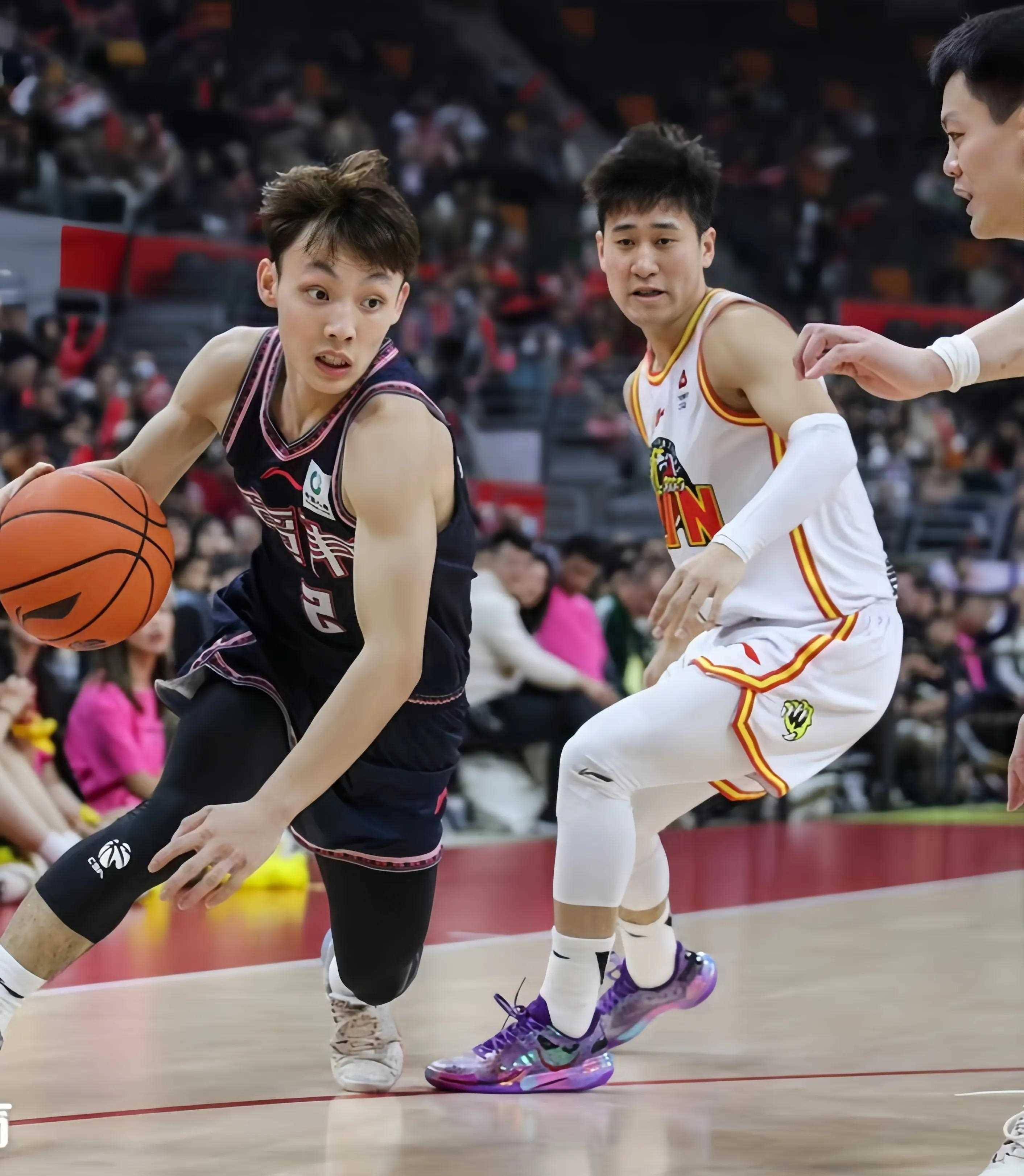 清晨体能课后，布莱顿内部沟通备战CBA季后赛，媒体盛赞，阵容厚度经受考验(主教练正在热身)