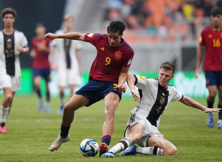 今晚瓦伦西亚备战欧超杯；官宣签约细节曝光；气氛紧张；球探报告显示潜力(利雅得新月主帅公开嫌弃内马尔)